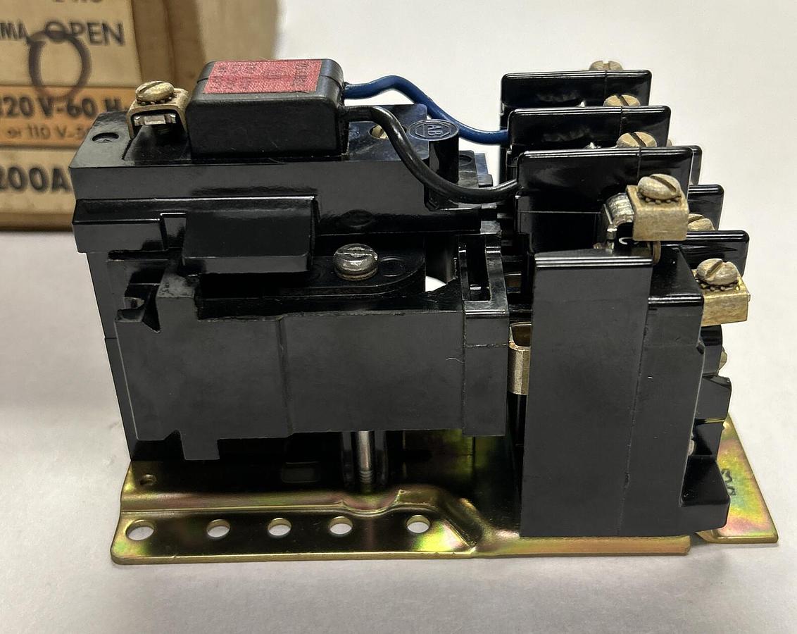 Used ALLEN BRADLEY,700-BRM200A1,SER B RAIL RELAY NEW