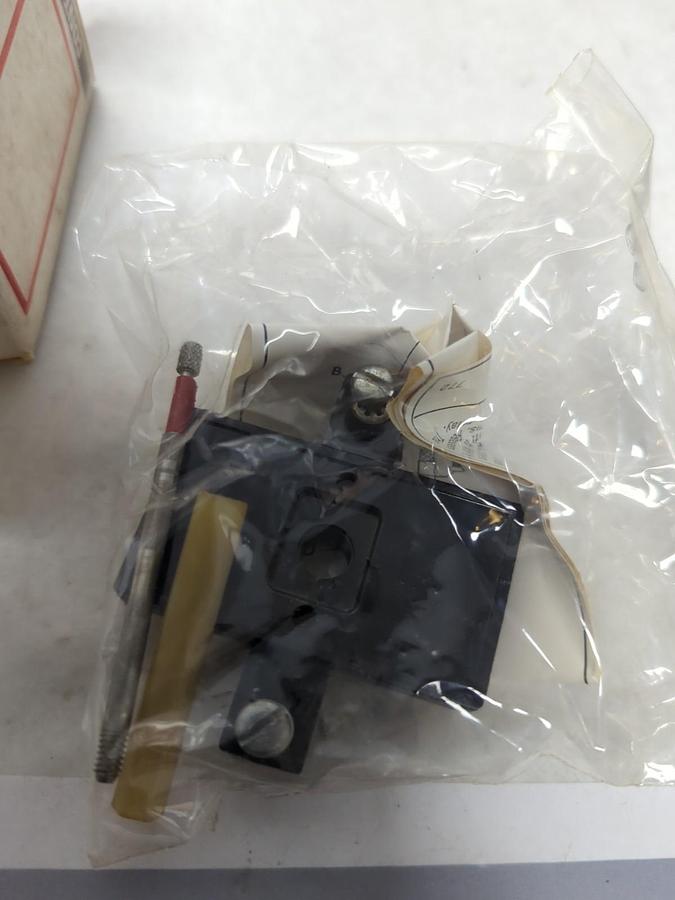 CUTLER-HAMMER,D87KM1,MOUNTING KIT TYPR M RELAY NOS