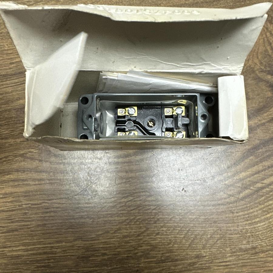 Square D,9007-AW16,Plug in Limit Switch Box Only NEW