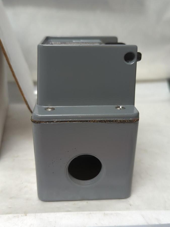 Used SQUARE D,CLASS 2510,TYPE FW1 MAUNUAL STARTER TYPE 4 ENCLOSURE WATERTIGHT USED