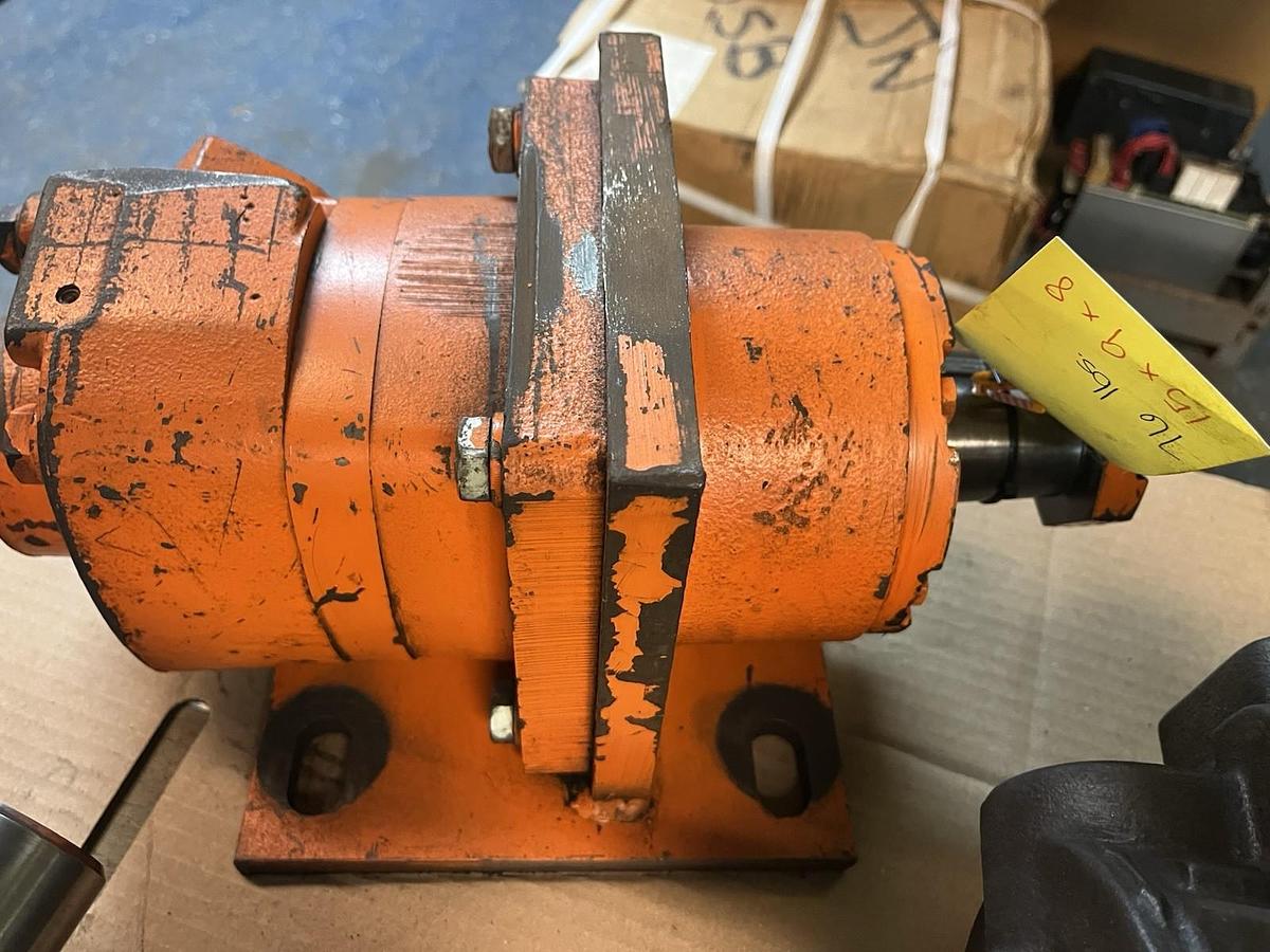 Used CHAR LYNN,113-1072-005,HYDRAULIC MOTOR