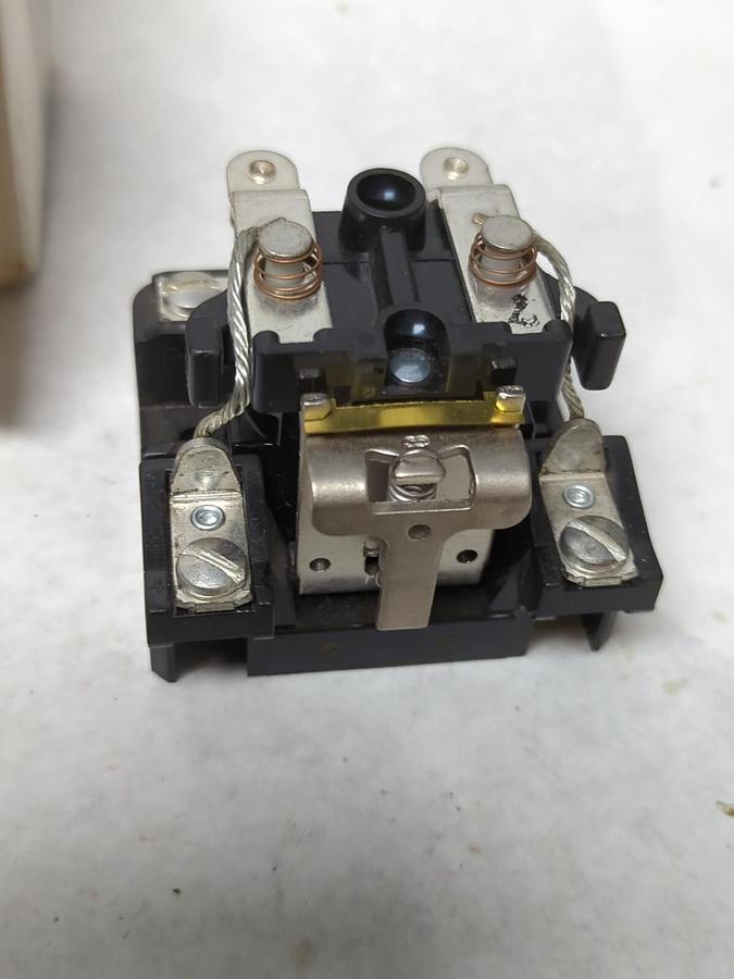 SQUARE D,05225,GEN PURPOSE POR RELAY SER B 30A 300VAC CLASS 8501 TYPE C07V20 NOS