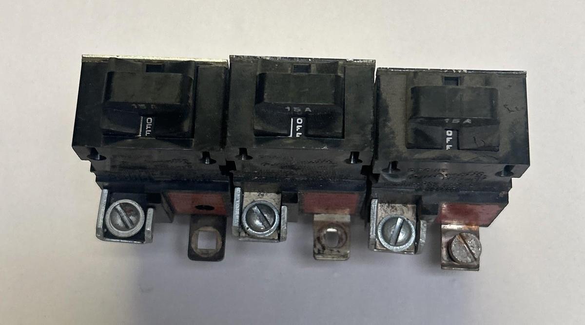 Used BULLDOG ELECTRIC,31115,PUSHMATIC CIRCUIT BREAKER 15A120/240V 1P LOT OF 3