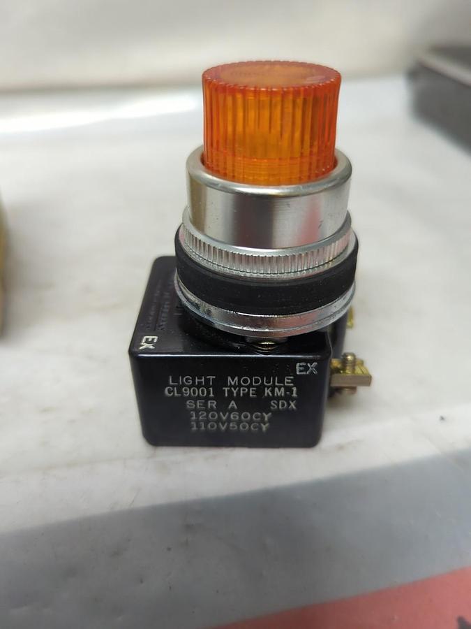 SQUARE D,9001 K2-L1A,ILLUMINATED PUSH BUTTON AMBER NOS