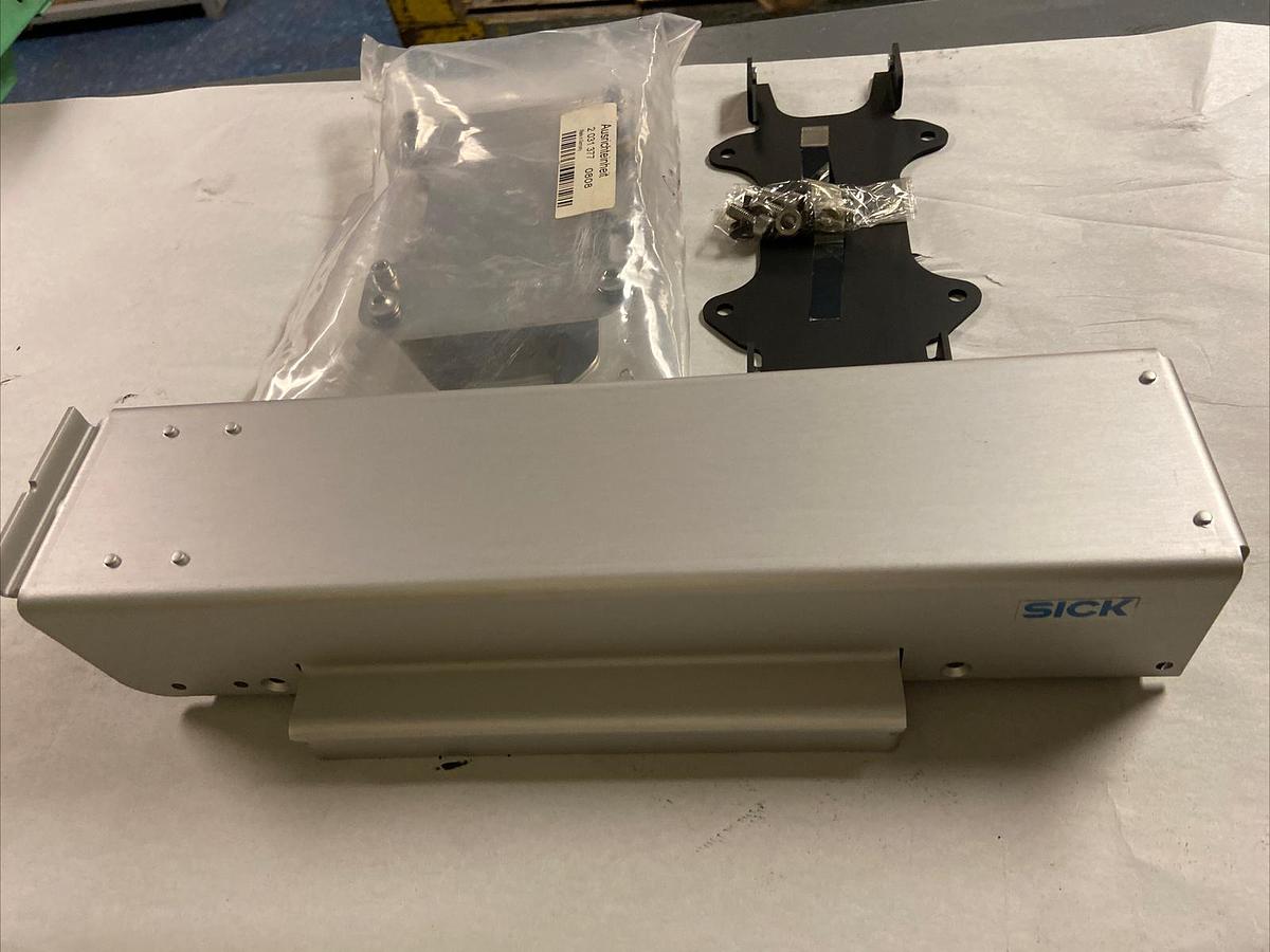 SICK,2-031-376 WSG-DSDT,WEATHER PROTECTIVE HOUSING w BEF-DSDT BASE