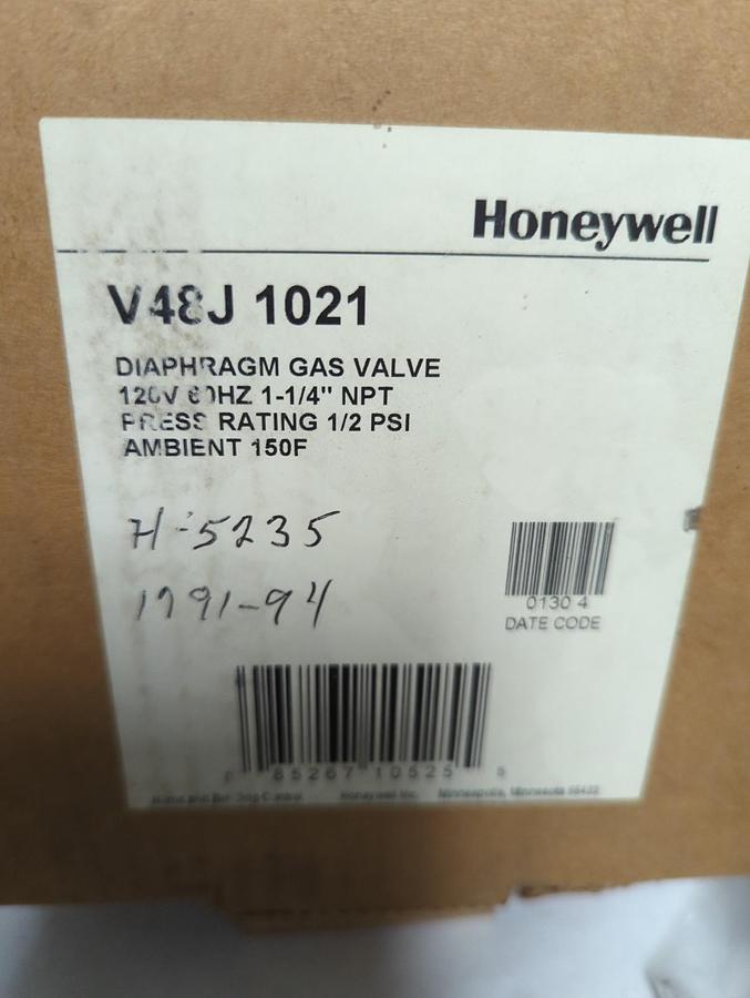 HONEYWELL,V48J 1021,DIAPHRAGM GAS VALVE 120V/60HZ 1-1/4 INCH NPT NOS