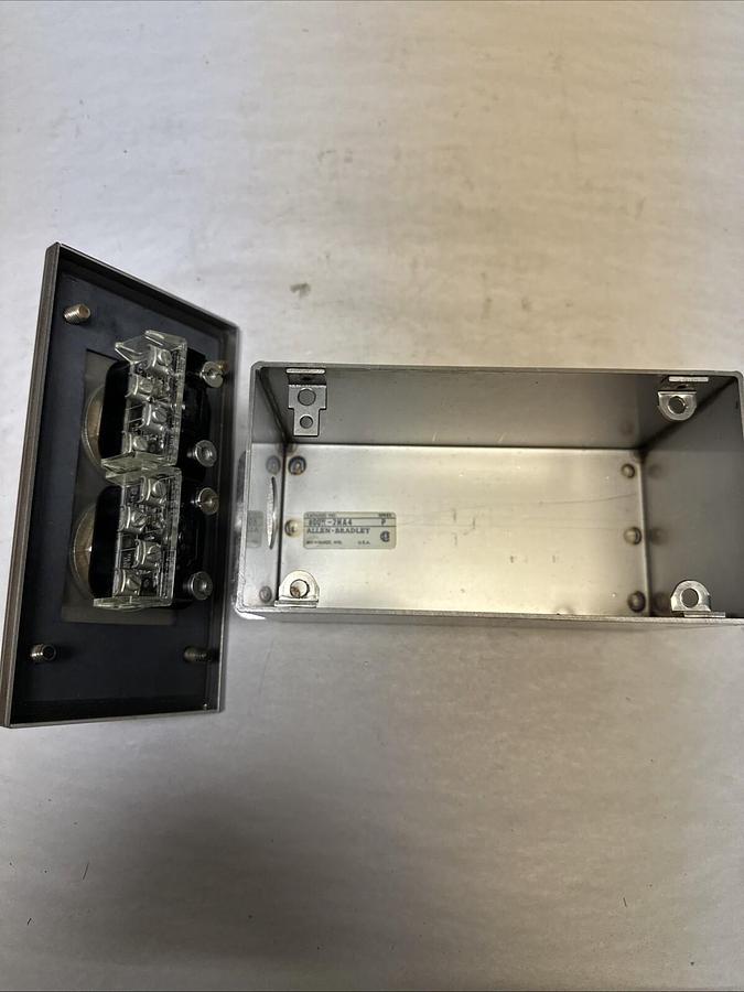 Allen-Bradley,800H-2HA4,Heavy Duty Stainless Steel Pushbutton Station Series P