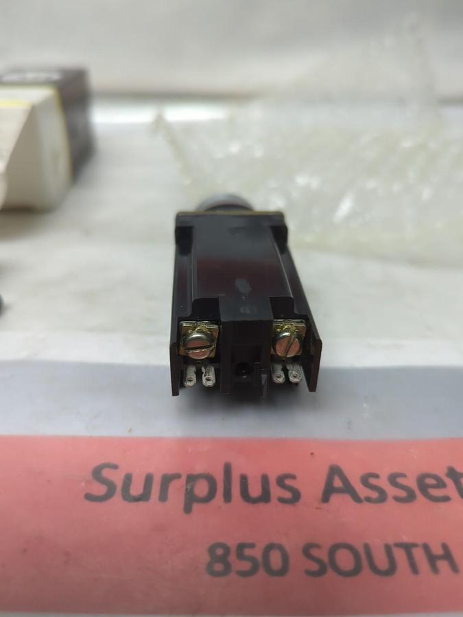 ALLEN BRADLEY,800MR-P16RS,SMALL ROUND XFMR PILOT LIGHT RED SERIES D 120V  NOS