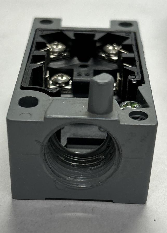 Used CUTLER HAMMER,E51RC,LIMIT SWITCH RECEPTACLE NEW