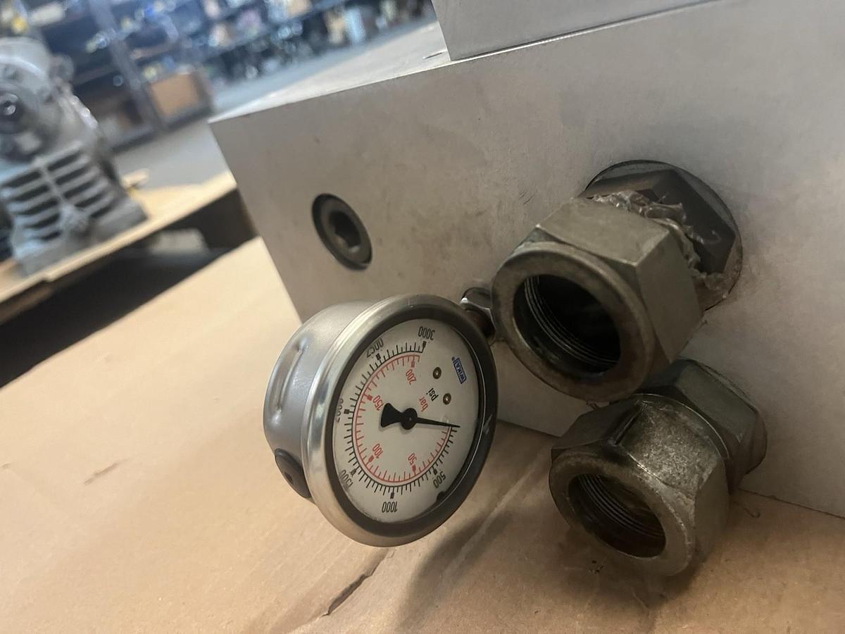 Used FIFE,D31063 REV 1,HYDRAULIC MANIFOLD BLOCK H0735-35-2028 FILTER ASSEMBLY