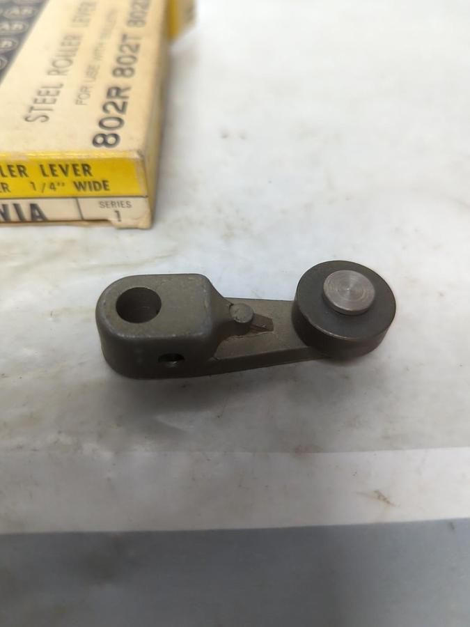 ALLEN BRADLEY,802T-W1A,STEEL ROLLER LEVER 3/4 IN DIA. 1/4 IN WIDE NOS