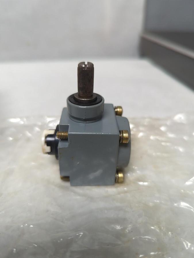 Used ALLEN-BRADLEY,40146-083-63,OPERATING HEAD SIDE ROTARY ACUATOR NOS