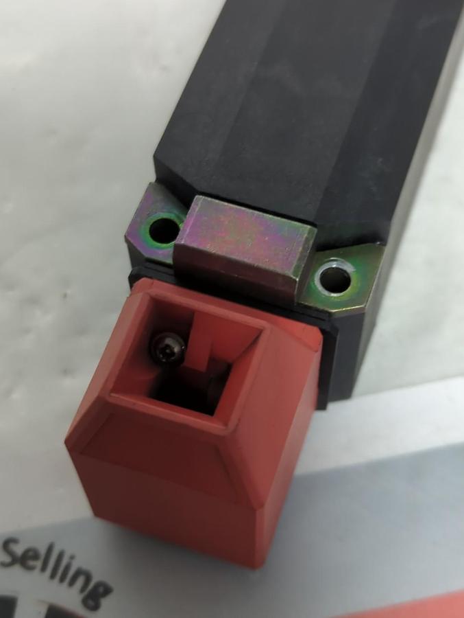 Used BANNER,SI-LS42UMH,SAFETY INTERLOCK SWITCH 24-230V MC PRE-OWNED