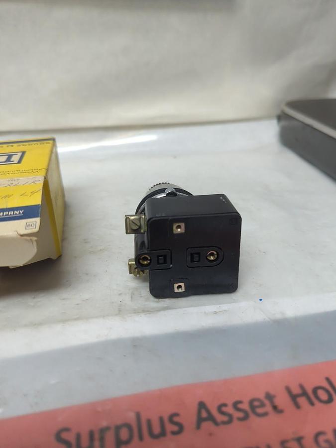 SQUARE D,9001 K2L1R,ILLUMINATED PUSH BUTTON RED NOS