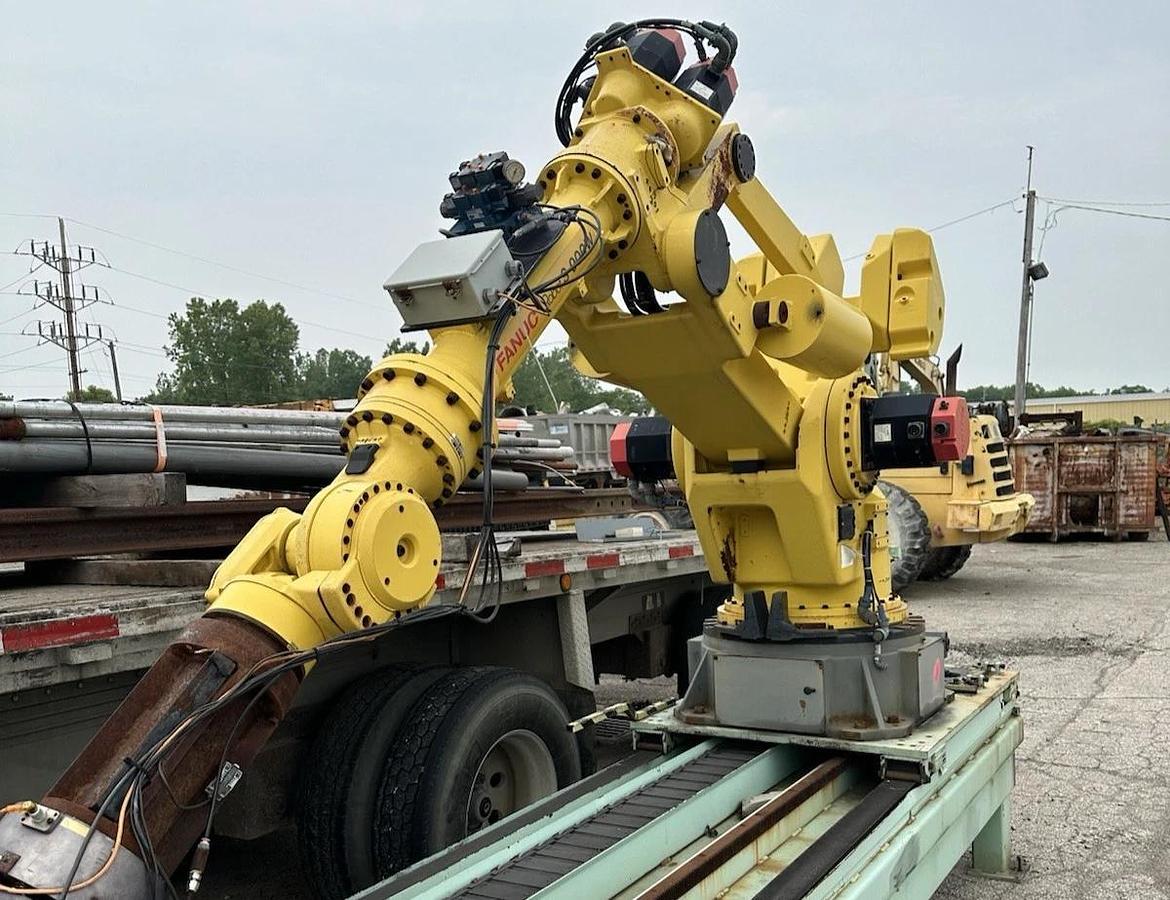 Used Fanuc Robot,S-900W,w/ Robohand SPC 368 NO Controller