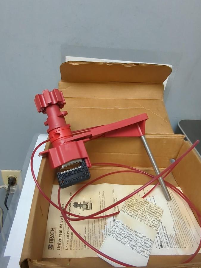 BRADY,51388,LARGE UNIVERSAL VALVE LOCK-OUT WITH 8 FT CABLE ATTACHMENT