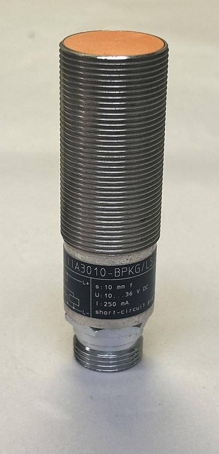 Used IFM EFECTOR,IIA3010-BPKG/LS,PROXIMITY SWITCH