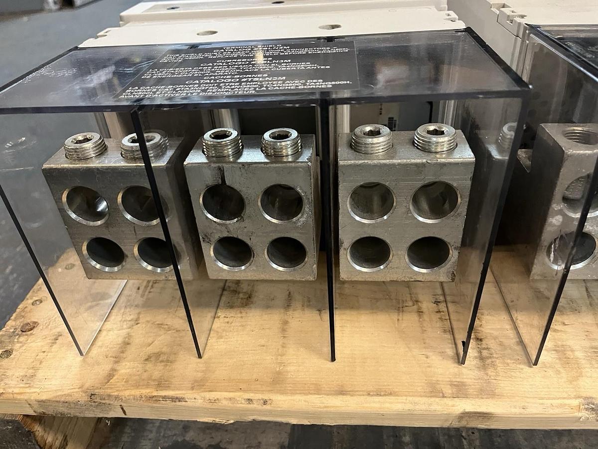 Used SIEMENS,HNX3B120,CIRCUIT BREAKER 1200 AMP 600V TYPE HNG