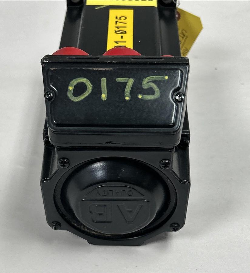 ALLEN BRADLEY,MPL-A430H-MJ24AA,SERVO MOTOR 3500RPM 240V NOS