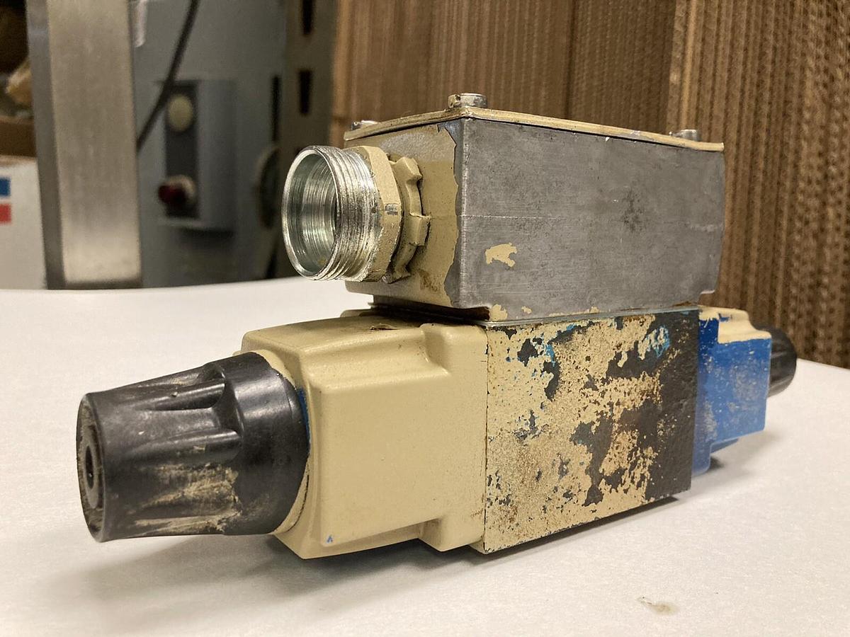 Used Vickers,DG4V-3-0C-M-W-B-40,Hydraulic Directional Valve