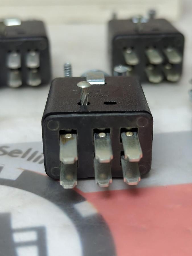 TRW,P306-CCT,CINCH CONNECTORS BOX OF 10 PCS NOS