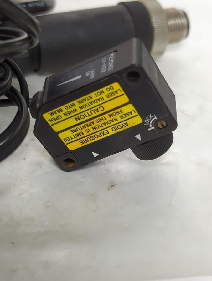 Used KEYENCE,LV-21AP LV-H32,DIGITAL LASER SENSOR ASSEMBLY PRE-OWNED