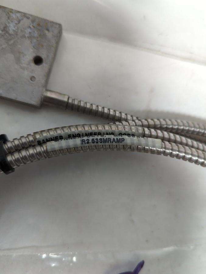 Used BANNER,D12DAB6FVQ,SENSOR WITH DOUBLE FIBER OPTIC CABLE ASSEMBLY PRE-OWNED