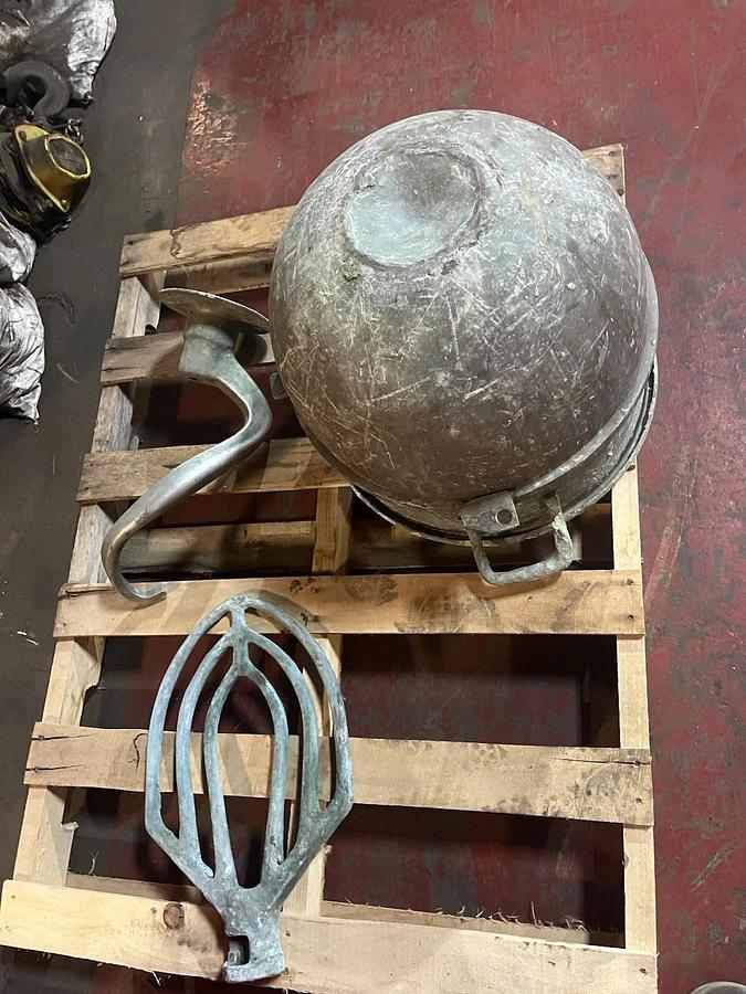 Used HOBART,H-600,INDUSTRIAL MIXER 3PH 1HP NEEDS REBUILT