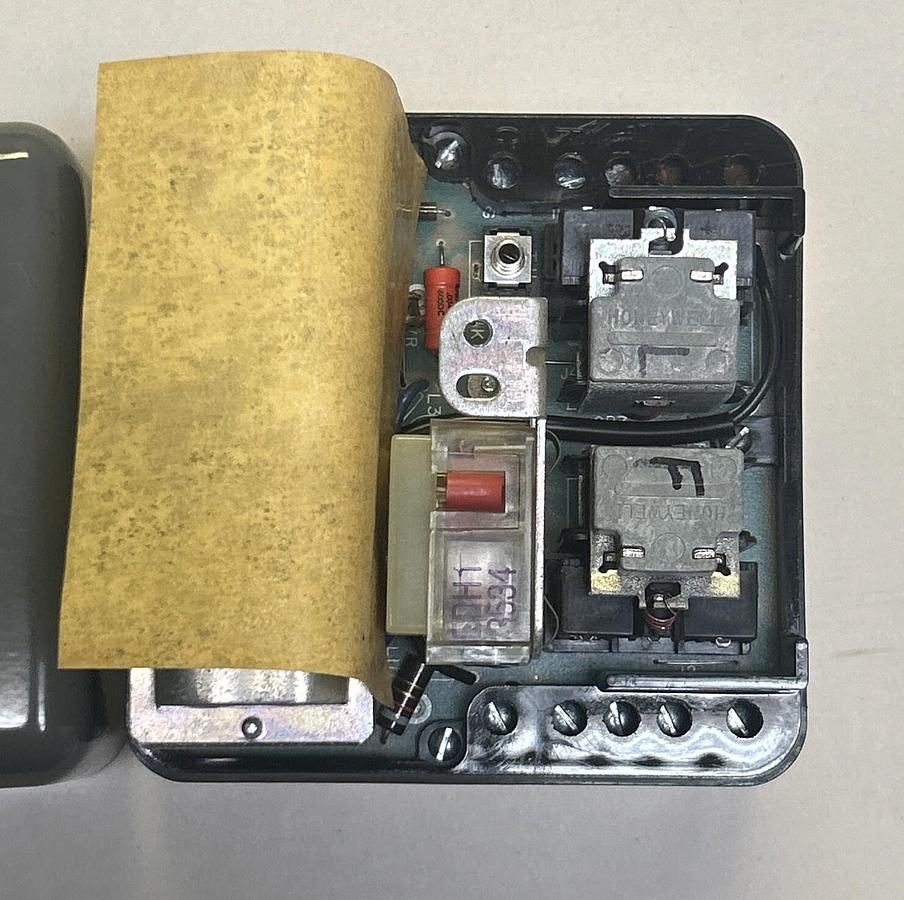 Used HONEYWELL,RA890F-1478,FLAME CONTROL SAFETY RELAY