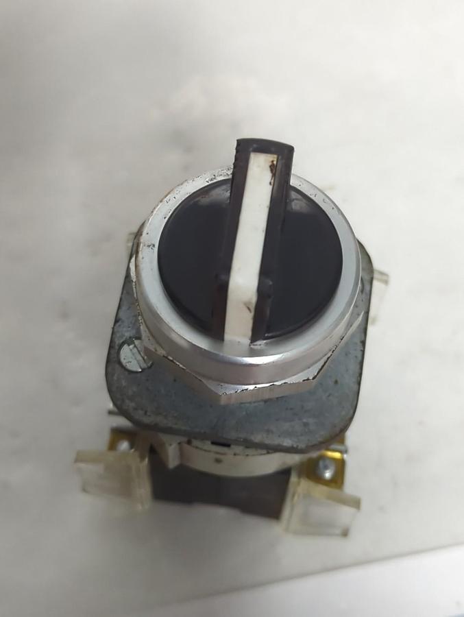 Used ALLEN BRADLEY,800T-J2,SERIES T SELECTOR SWITCH PRE-OWNED