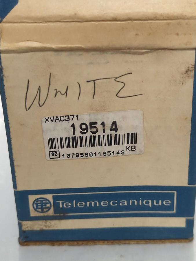 TELEMECANIQUE,XVAC371,WHITE NO BULB NOS