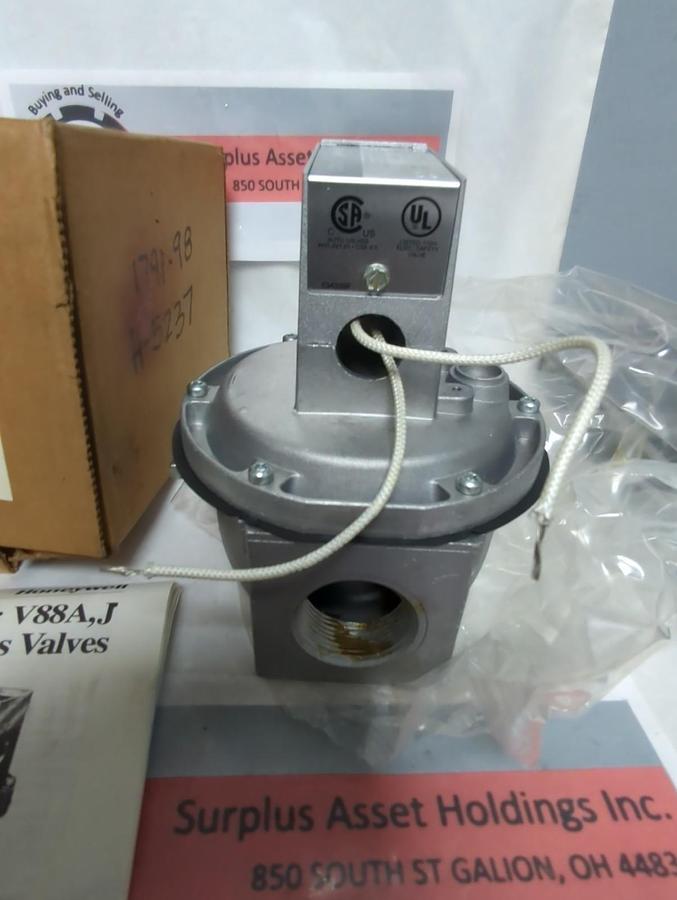 HONEYWELL,V48J 1021,DIAPHRAGM GAS VALVE 120V/60HZ 1-1/4 INCH NPT NOS