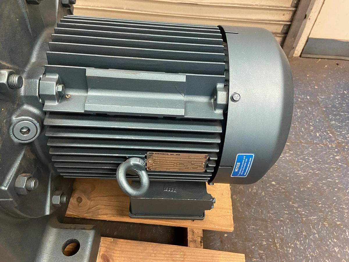 Used Sew Eurodrive,R137DV132M6,GearMotor Ratio 103.20 1170/11RPM Motor 5Hp 230/460V
