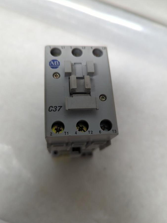Used ALLEN BRADLEY,100-C37*00,CONTACTOR SERIES A 110/120VAC 50/60HZ PRE-OWNED