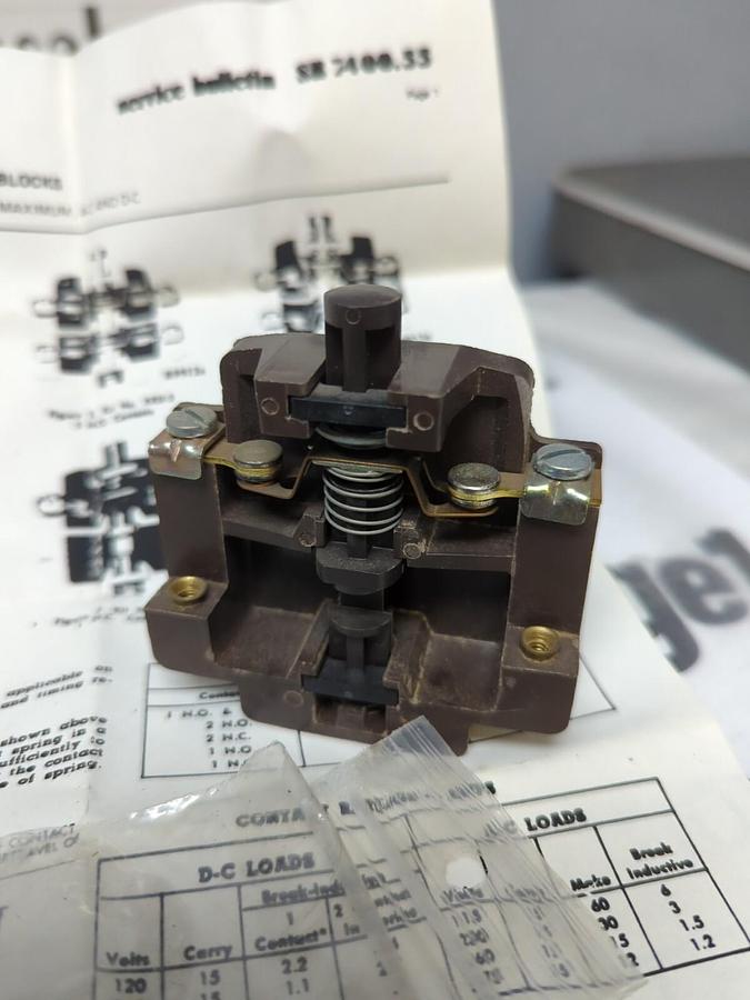 CUTLER-HAMMER,KKD-8,15 AMP CONTACT BLOCK KIT A074-177676-5 NOS