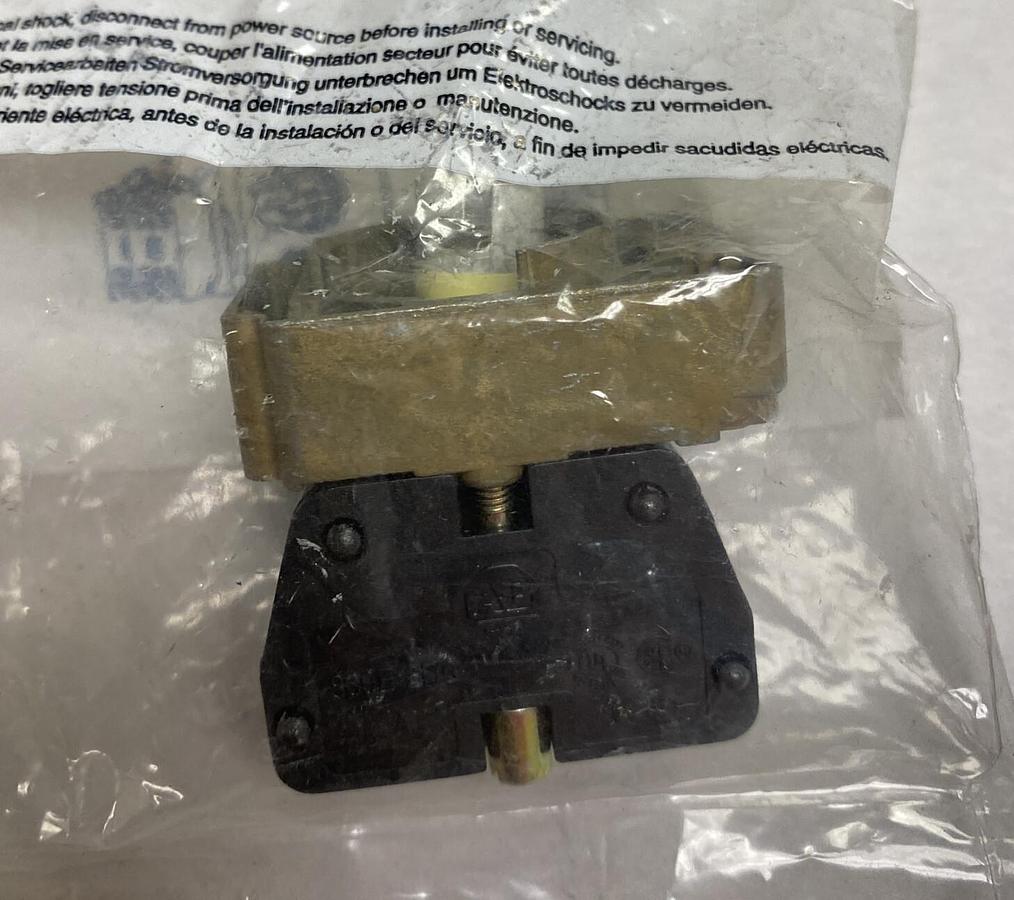 Used ALLEN BRADLEY,800E-2DL5,FULL VOLTAGE MODULE WITH LATCH NOS