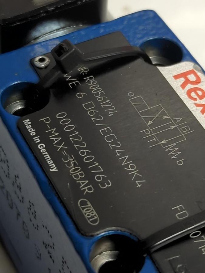 REXROTH,R900561274,DIRECTIONAL CONTROL VALVE 4WE 6 D62/EG24N9K4 NOS