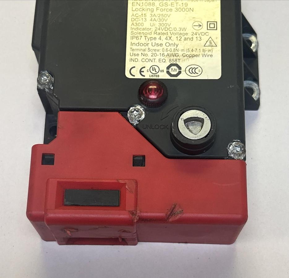 Used IDEC,HS1L-DT4,SAFETY DOOR LOCK SWITCH