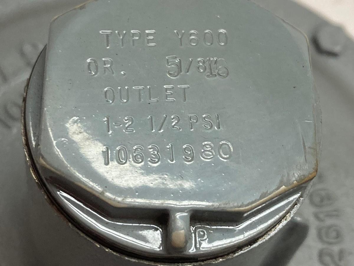 Fisher Controls,Y600,Pressure Reducing Regulator 1-2 1/2 PSI