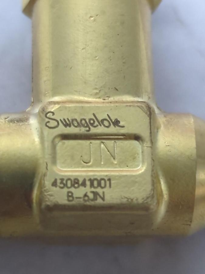 SWAGELOK,B-6JN,SCREWED-BONNET NEEDLE VALVE 3/8 INCH NOS