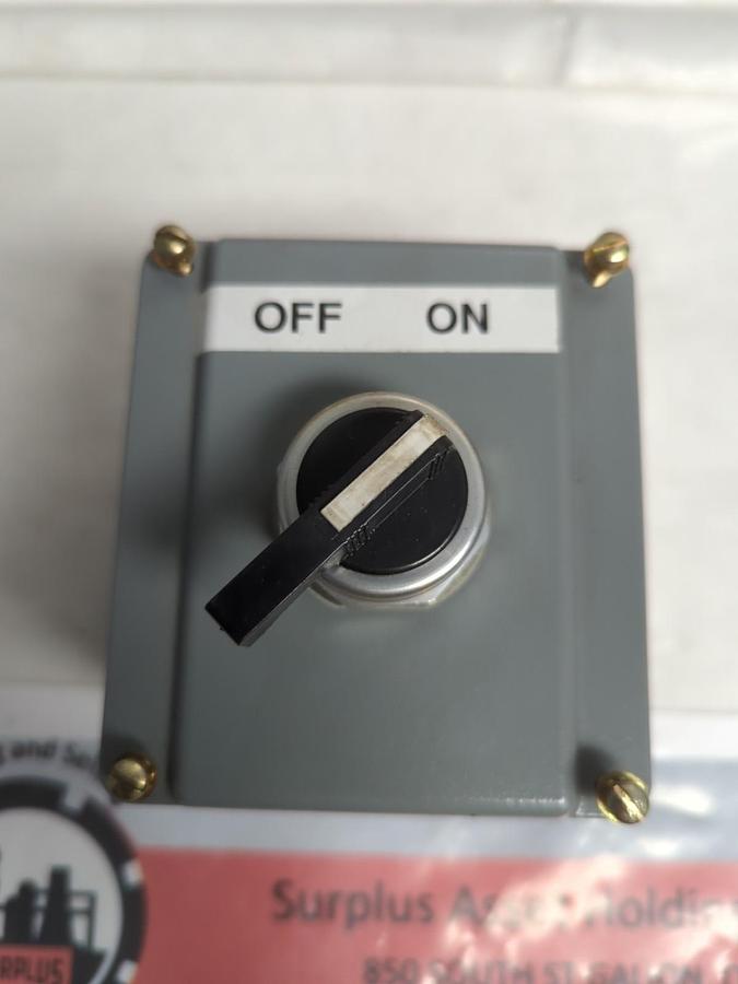 Used ALLEN BRADLEY,800T-1TZ-800T-H17,ENCLOSURE & SELECTOR SWITCH ASSEMBLY PRE-OWNED