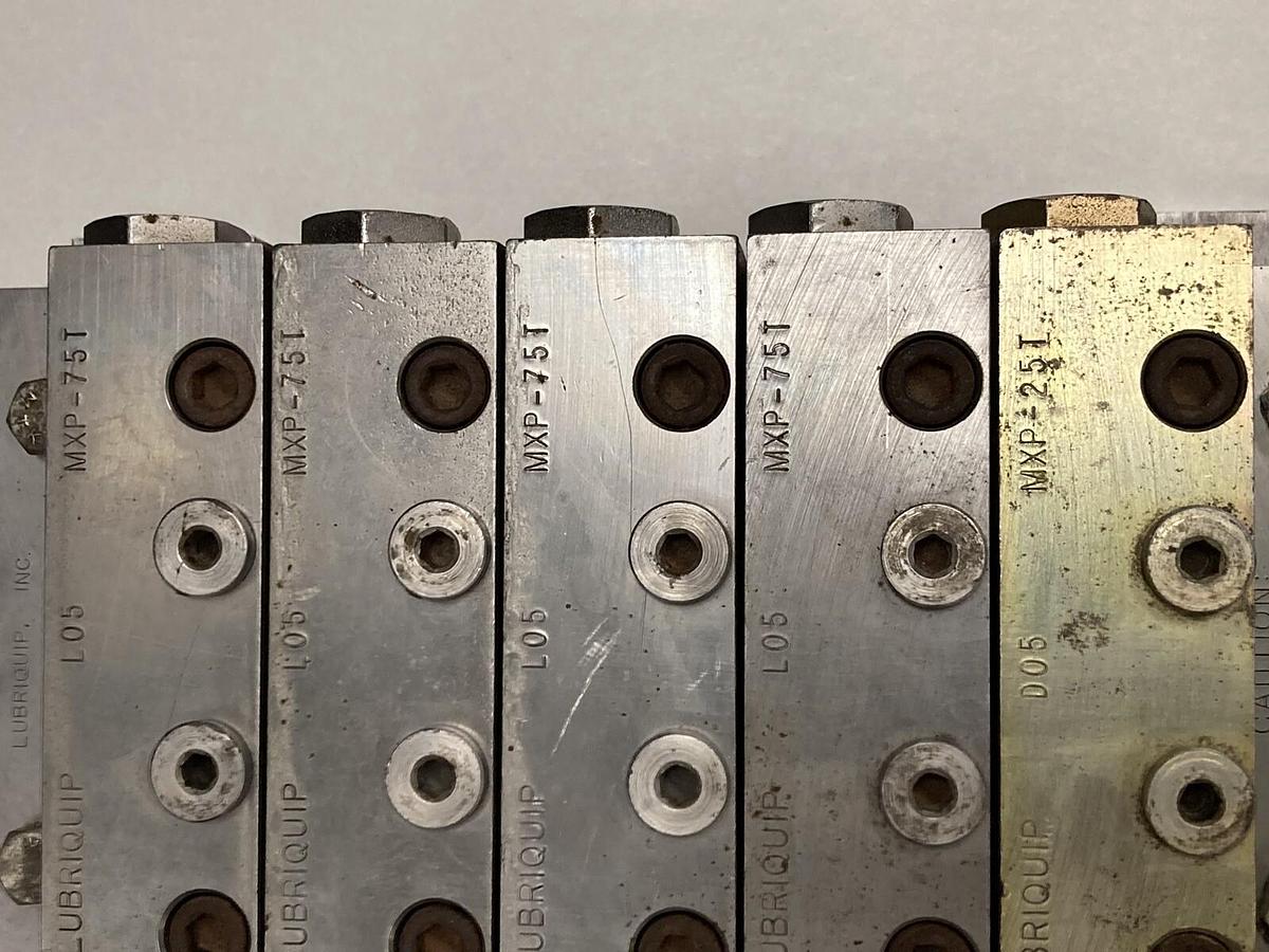 Used Lubriquip,MXP-75T x4 MXP-25T,Divider Valve 3000 PSI Max