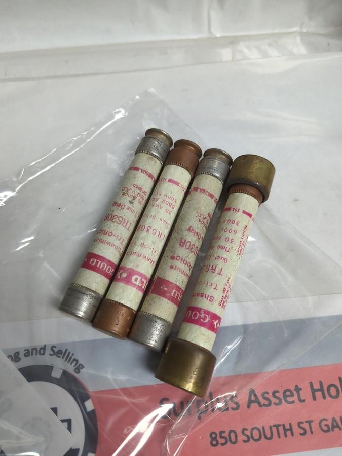 Used GOULD SHAWMUT,TRS-30R,TRI-ONIC 30 AMP FUSE LOT OF 4 PRE-OWNED