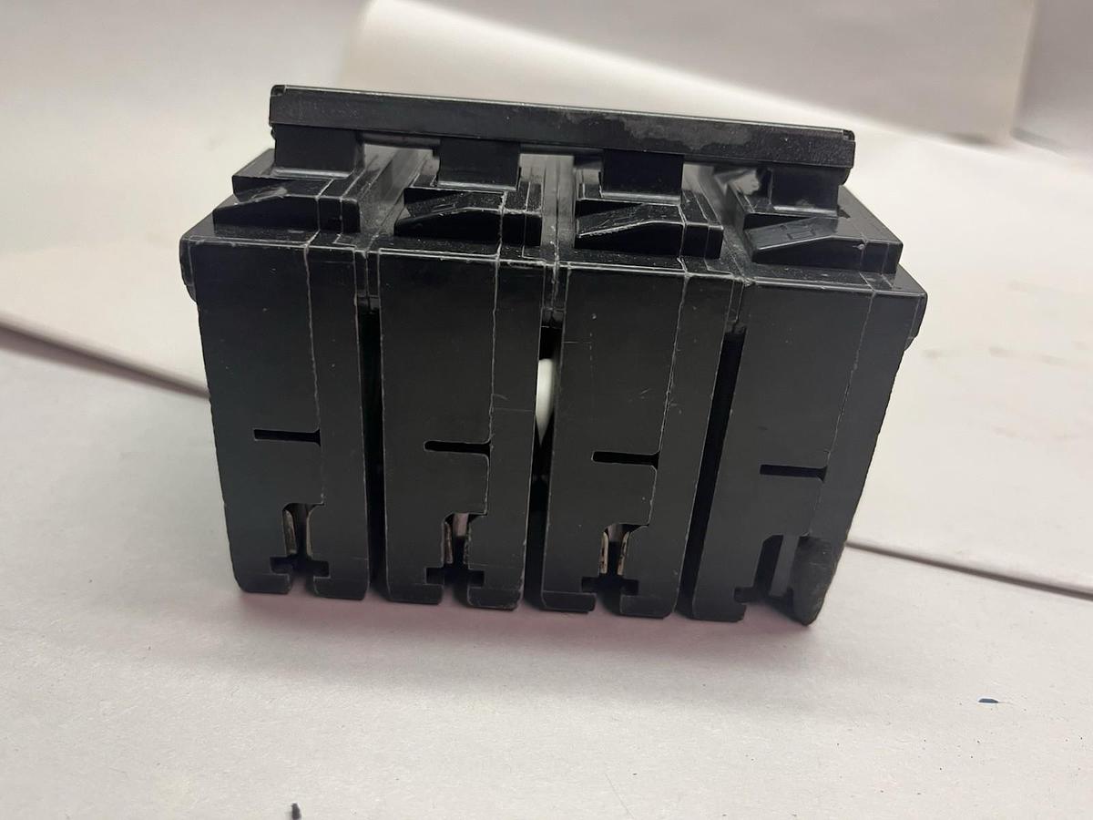 Used SIEMENS,Q33000S01,TYPE QP CIRCUIT BREAKER 30A 240V 3P 120V SHUNT TRIP