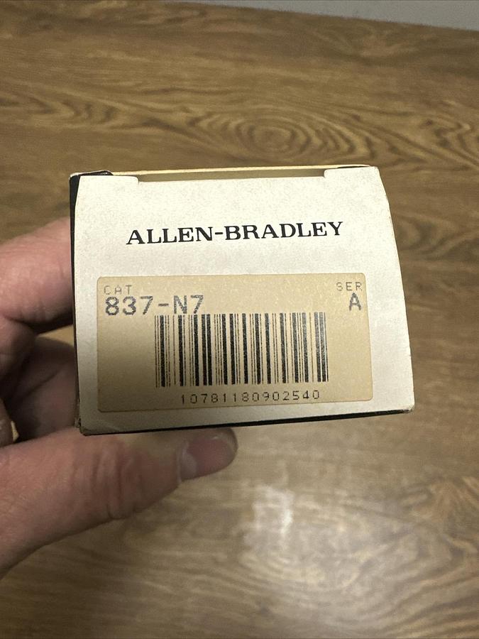 Used Allen Bradley,837-N7,Brass Armored Capillary 8 1/2" Bulb