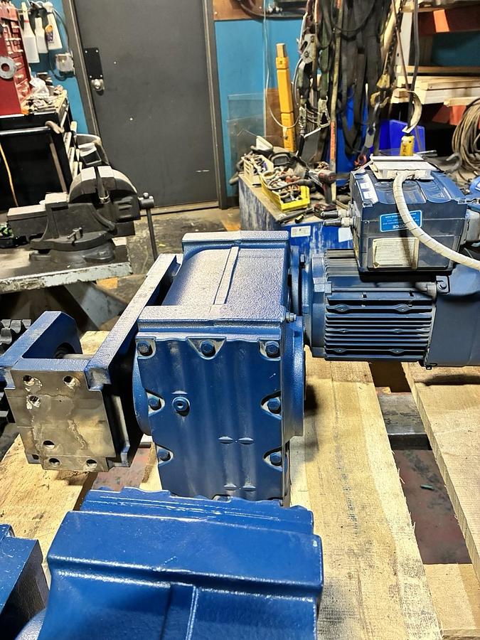 Used SEW EURODRIVE,FA77/G DRE90L4BE2HR/MM15/IV,GEAR MOTOR 1.5kW RATIO 94.93