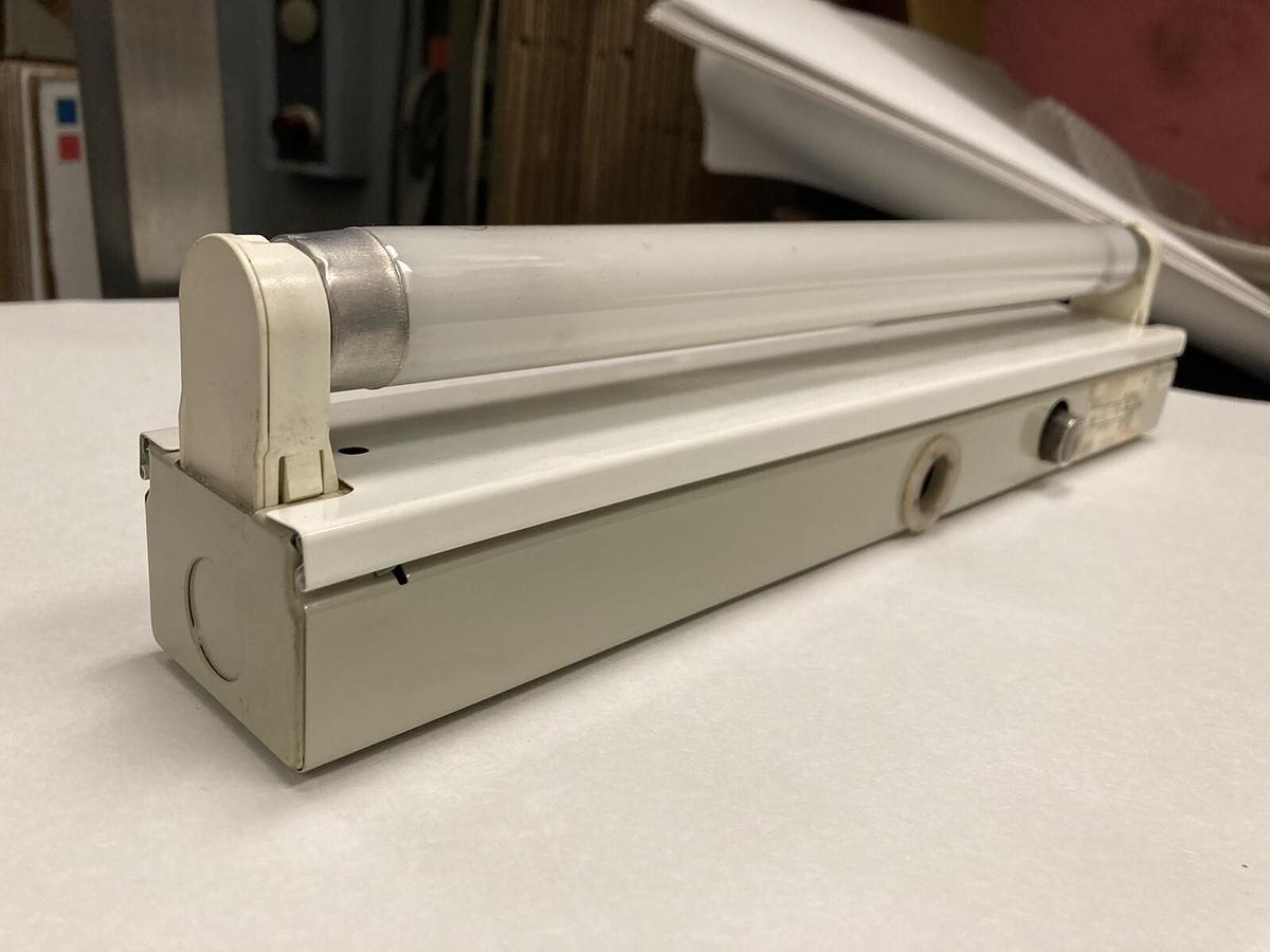 Used National,FSS1-101,Electrical Enclosure 12 IN Fluorecent Light W/Switch 100V 60Hz