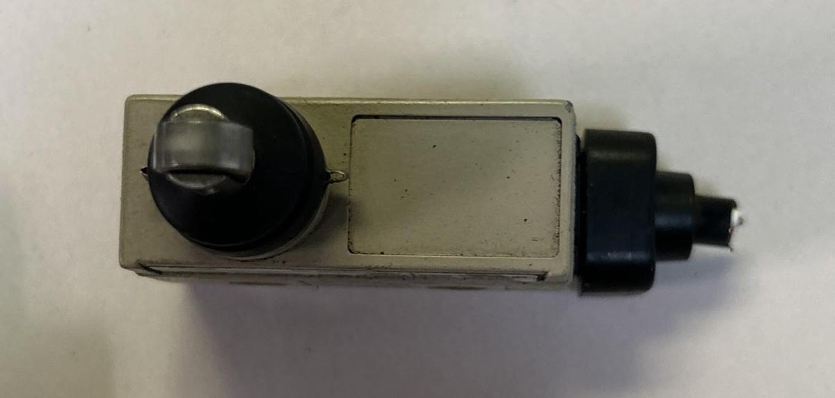 Used OMRON,ZC-N2255,ROLLER LIMIT SWITCH 250VAC 10AMP LOT OF 15