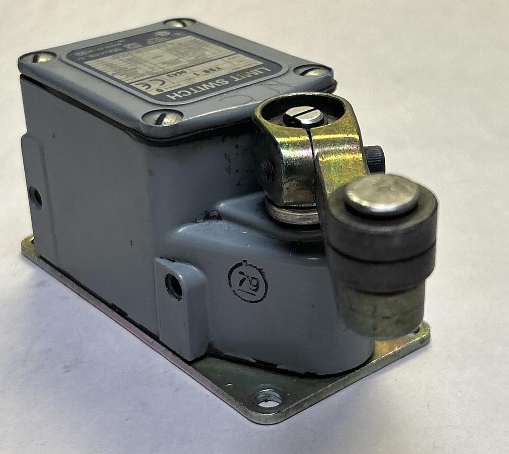 Used SQUARE D,TSB19643,LIMIT SWITCH