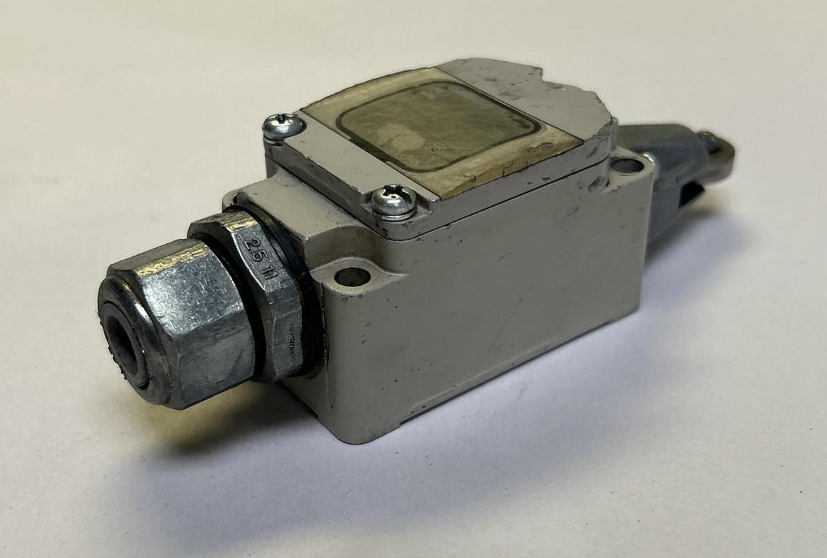 Used OMRON,WLD2-LD,LIMIT SWITCH